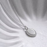 Fußabdruck Kette  - Ovaler Anhänger mit Verzierung